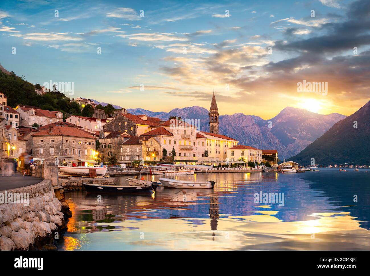 Centre historique de la ville de Perast dans la baie de Kotor en été au coucher du soleil Banque D'Images