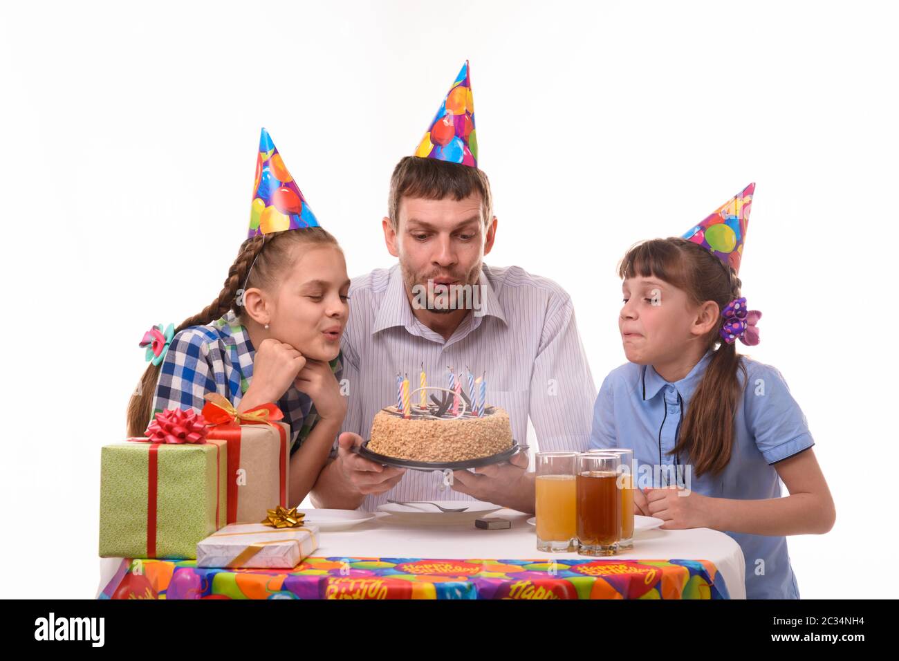 Pere Et Deux Filles Soufflent Des Bougies Sur Un Gateau D Anniversaire Photo Stock Alamy Pere Et Deux Filles Soufflent Des Bougies Sur Un Gateau D Anniversaire Photo Stock Alamy