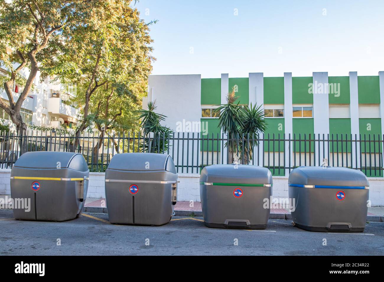 conteneurs pour déchets triés dans la rue de la ville. Banque D'Images