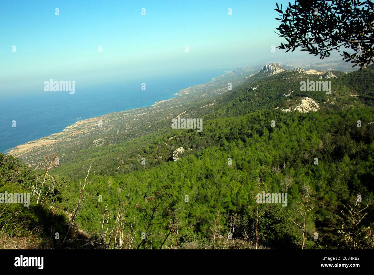 Blick von der mittelalterlichen Kantara Burgruine nach Osten über das Pentadaktylos-Gebirge Karpaz-Halbinsel auf die Republik Nordzypern, France Banque D'Images