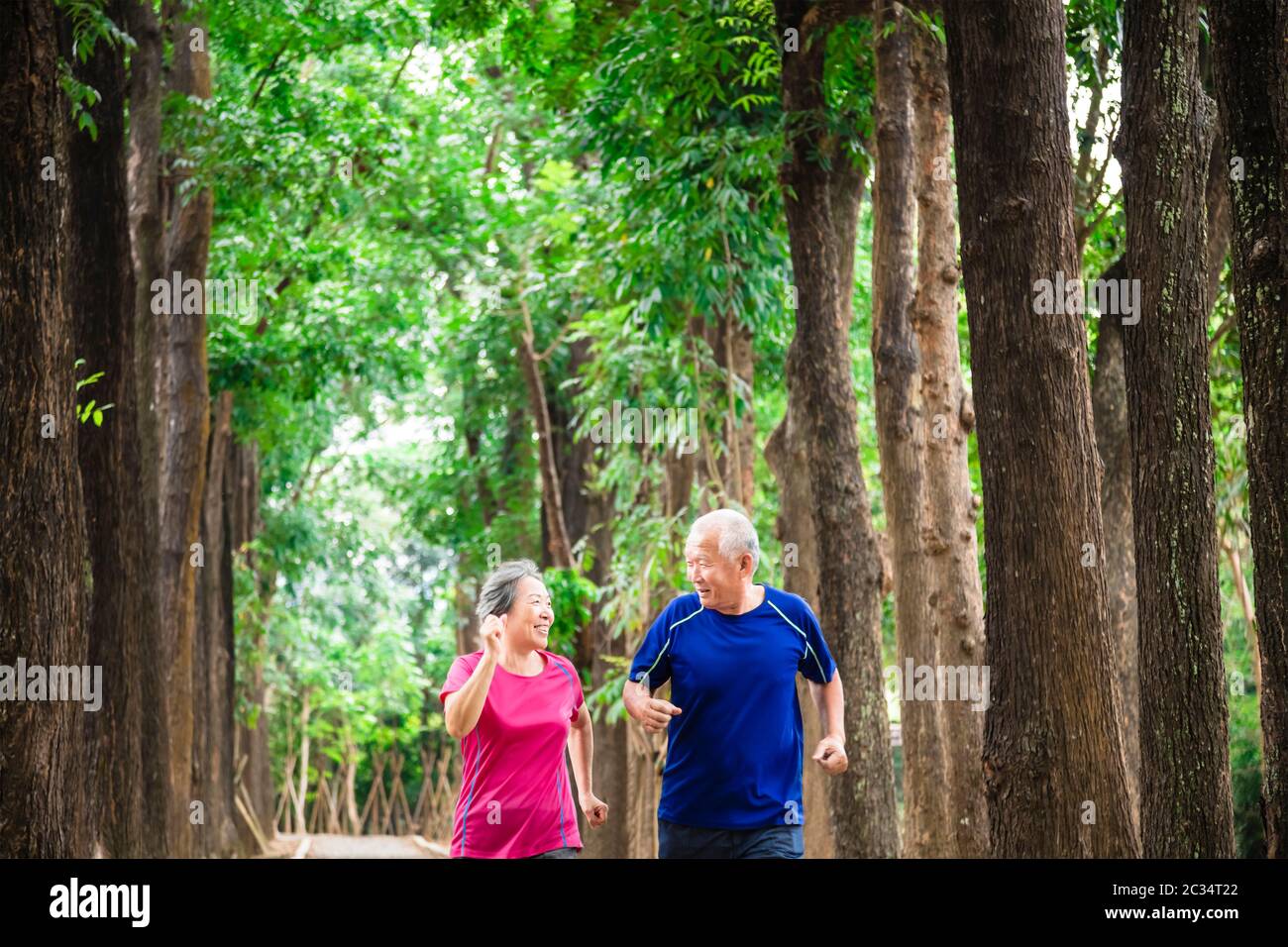Happy asian senior couple jogging ensemble au matin Banque D'Images