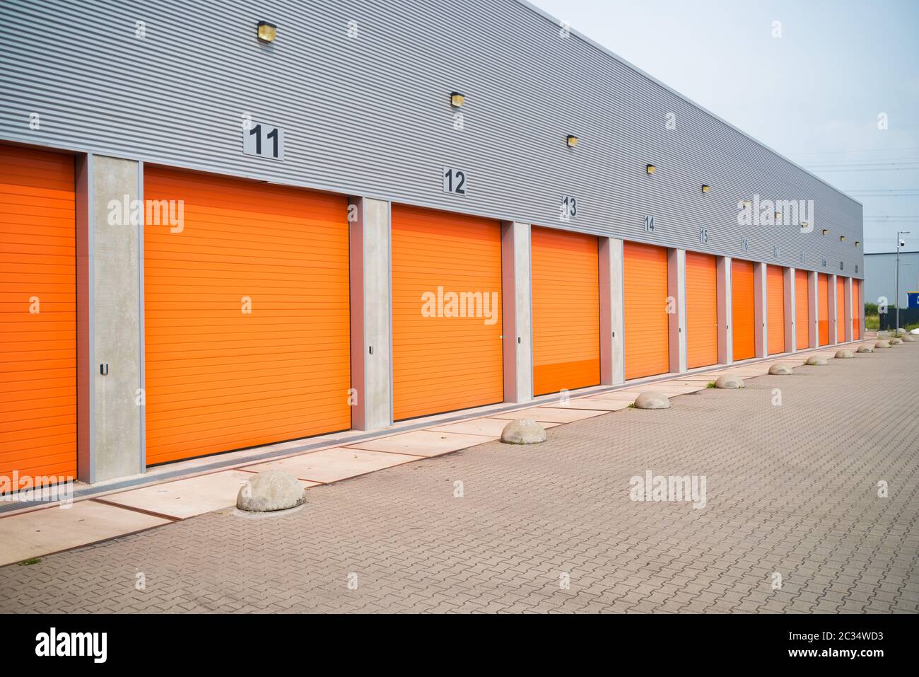 Extérieur d'un entrepôt commercial avec Orange portes à rouleaux Banque D'Images