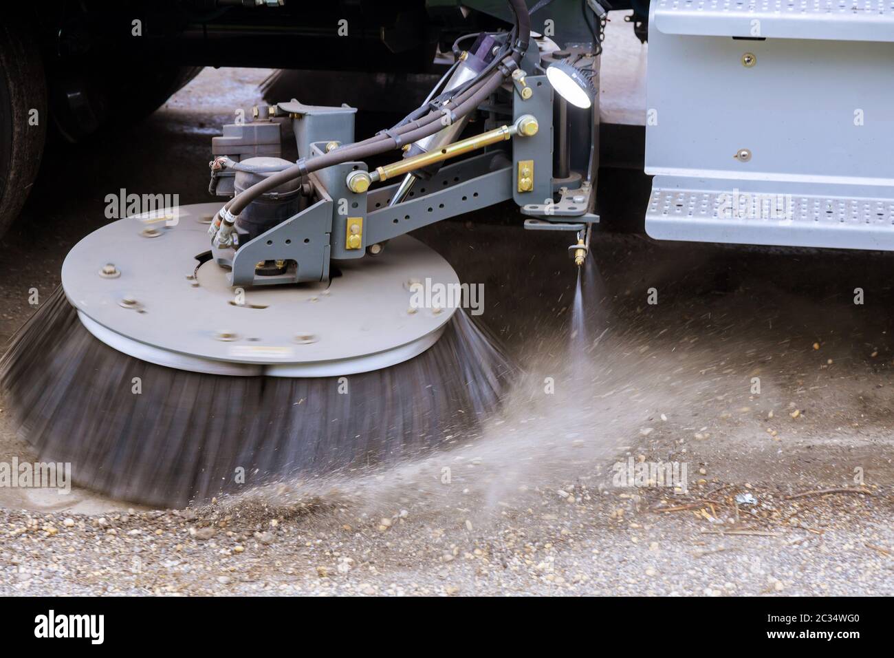 La machine de nettoyage lave la surface de la route asphaltée de la rue, sur la ville. Banque D'Images