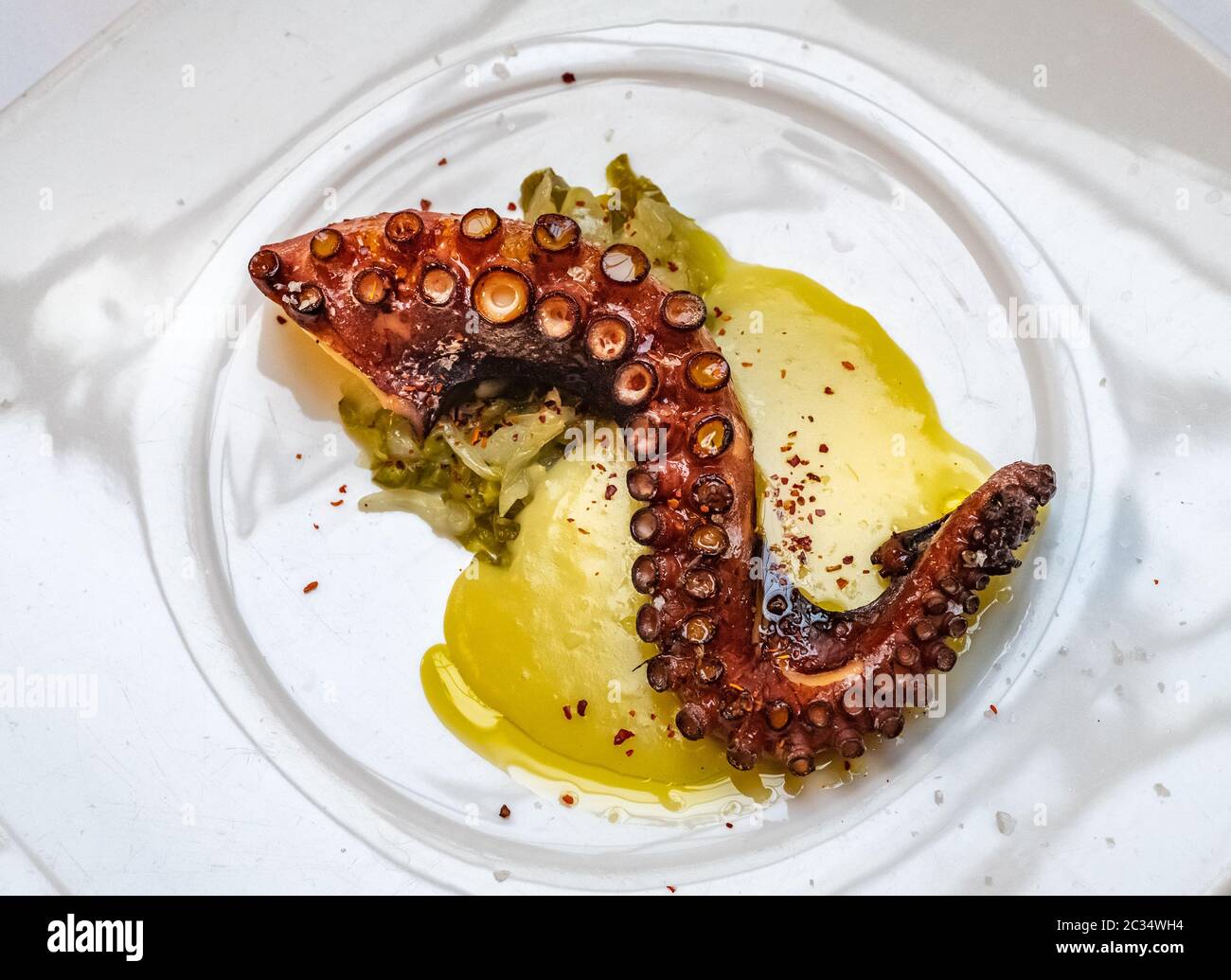 Une assiette de poulpe grillé au restaurant gastronomique Banque D'Images