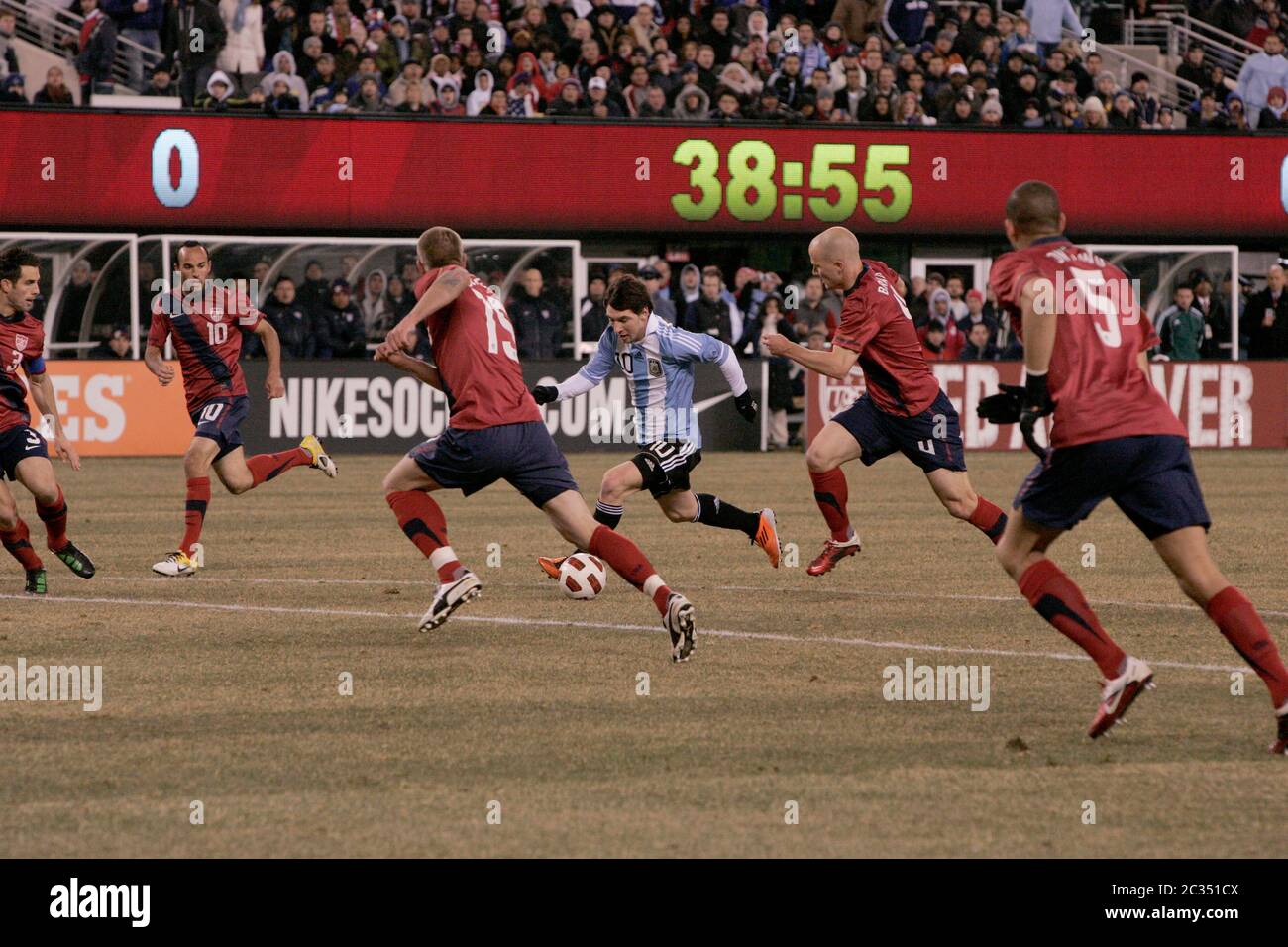 Lionel Messi, de l'Argentine, traverse les défenseurs des États-Unis lors d'un match amical entre les Staes Unies et l'Argentine au stade Meadowlands le 27 mars 2011 Banque D'Images