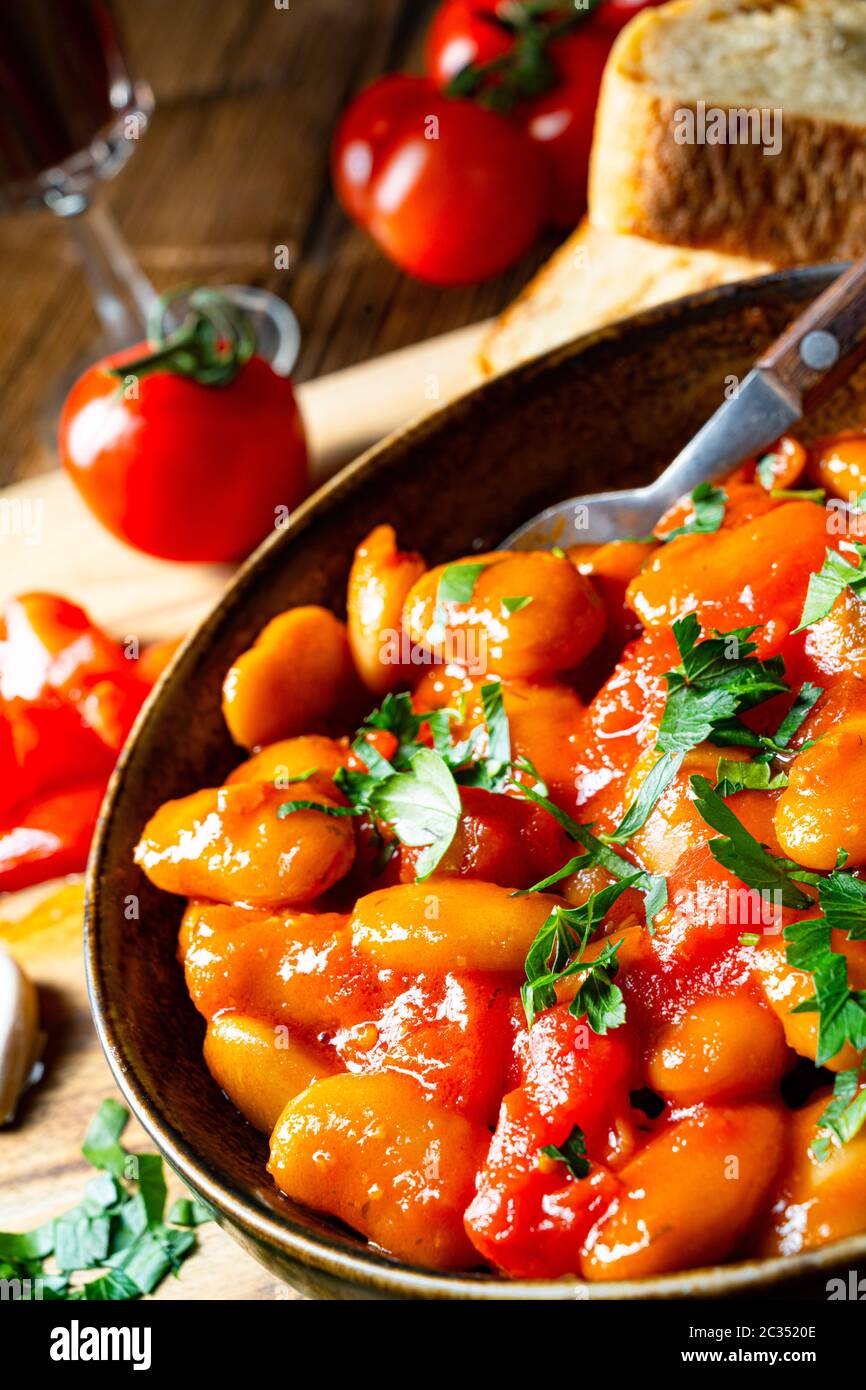 Haricots géants rustiques avec sauce tomate fraîche Banque D'Images