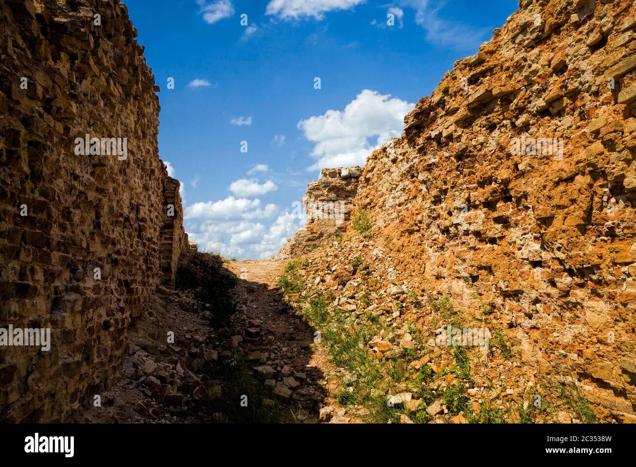 Détruit de temps à autre et après la guerre le mur fortifié d'un château ou d'une forteresse et des tours de briques rouges, abandonnant la construction en Europe Banque D'Images