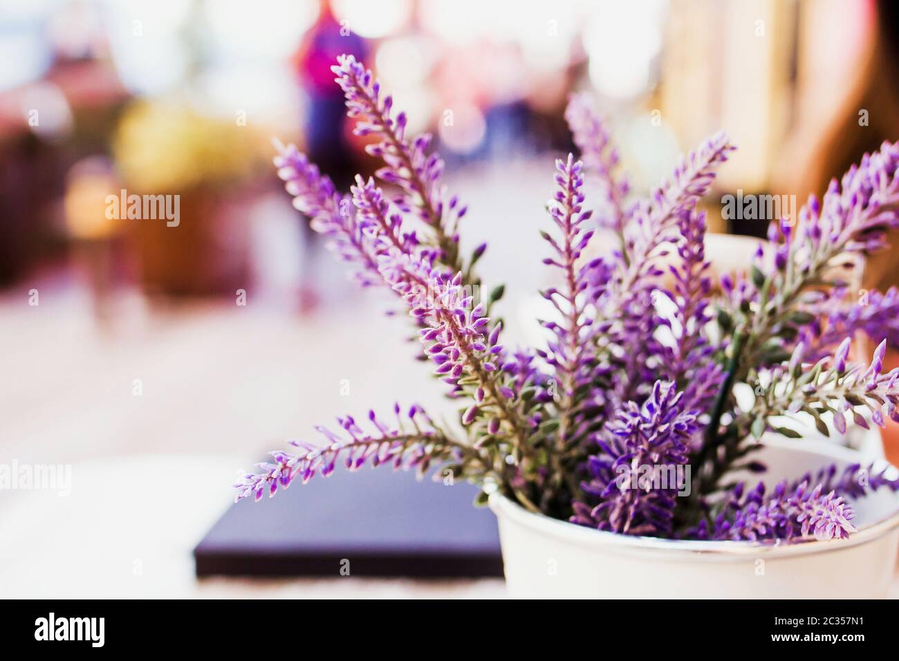 Bouquet de lavanda frais sur une table lors d'une journée d'été ensoleillée en plein air Banque D'Images
