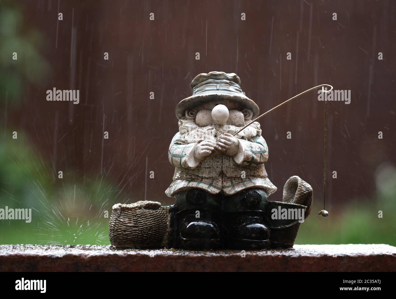 Peterborough, Royaume-Uni. 18 juin 2020. Sept jours de verrouillage. La pluie continue de tomber, car ce gnome de pêche se fait tremper dans un jardin de Peterborough. Crédit : Paul Marriott/Alay Live News Banque D'Images