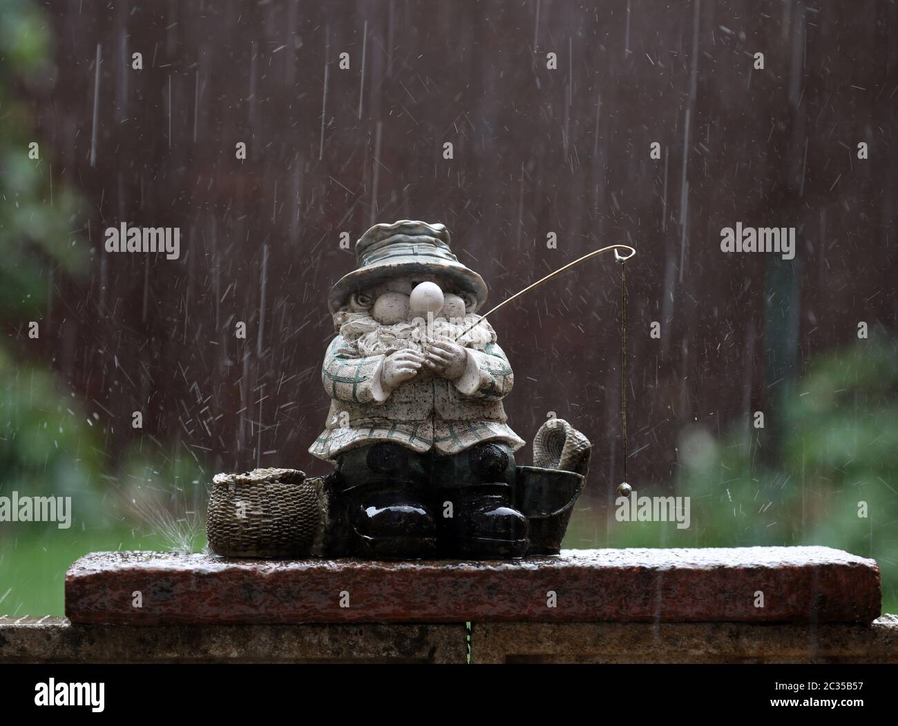 Peterborough, Royaume-Uni. 18 juin 2020. Sept jours de verrouillage. La pluie continue de tomber, car ce gnome de pêche se fait tremper dans un jardin de Peterborough. Crédit : Paul Marriott/Alay Live News Banque D'Images