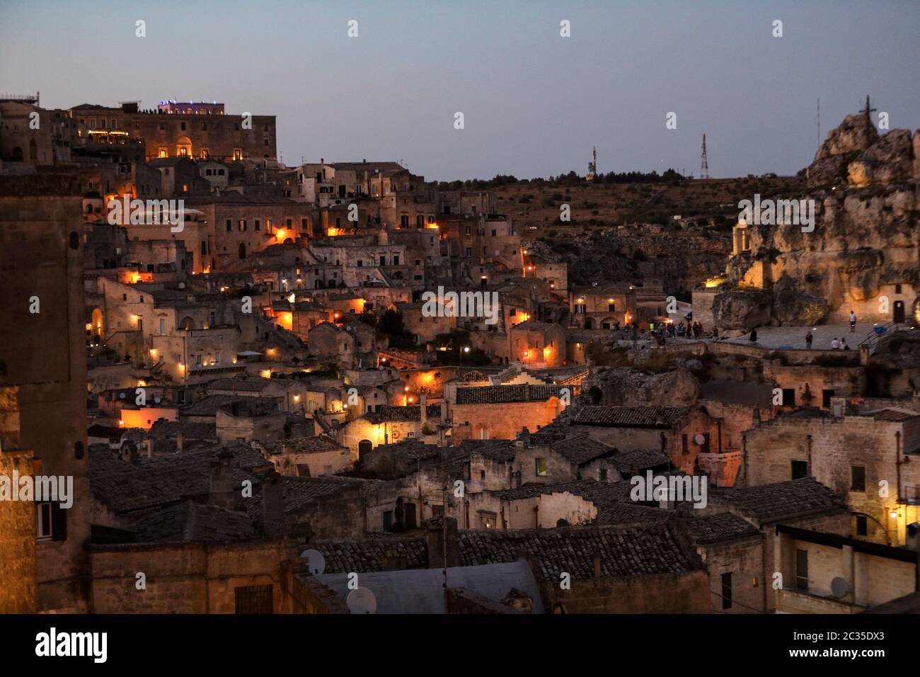Dans les bâtiments illuminés incroyable quartier Sassi ancien par nuit à Matera, bien connu pour leurs anciennes habitations troglodytiques. La Basilicate. Italie Banque D'Images