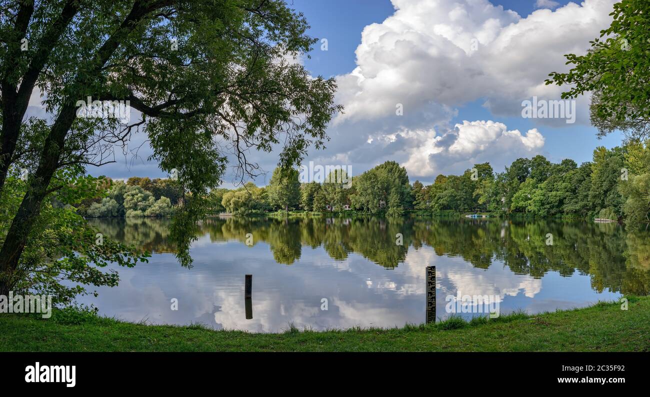 Oasis de verdure dans la grande ville : vue panoramique sur Berlin Schaefersee Banque D'Images