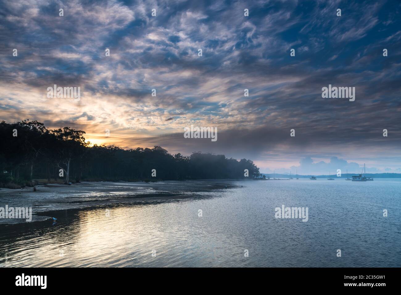 Tons pastel doux du lever du soleil avec vue sur le haut nuage à Tilligerry Creek à Port Stephens, Nouvelle-Galles du Sud, Australie. Banque D'Images