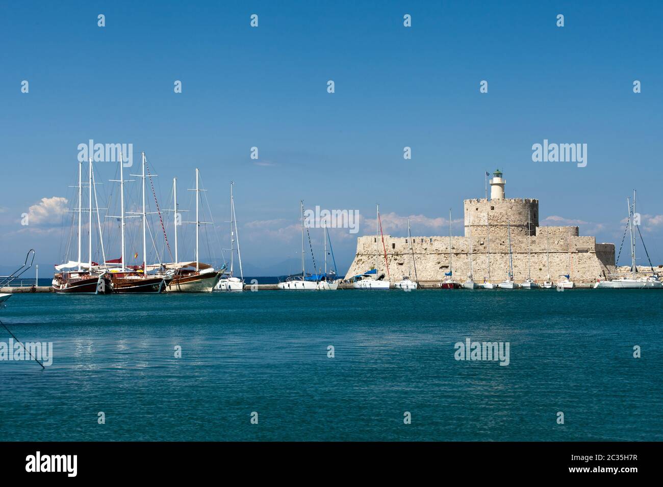 Forteresse médiévale de Saint Nicolas, maintenant, le site d'un phare, dans le port de Mandraki, Rhodes Ville nouvelle, la Grèce. Banque D'Images