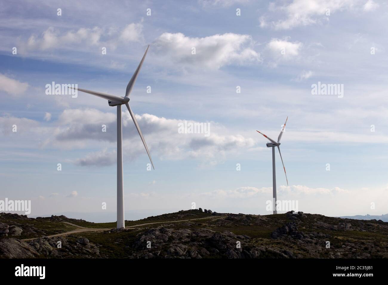 White éolienne au sommet de la montagne Banque D'Images
