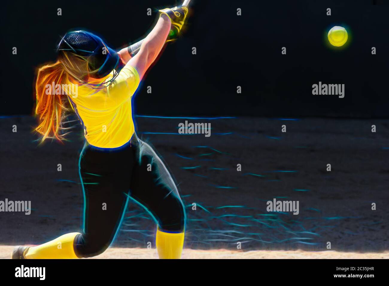 Un joueur de baseball féminin bat en train de se faucher sur le terrain Banque D'Images