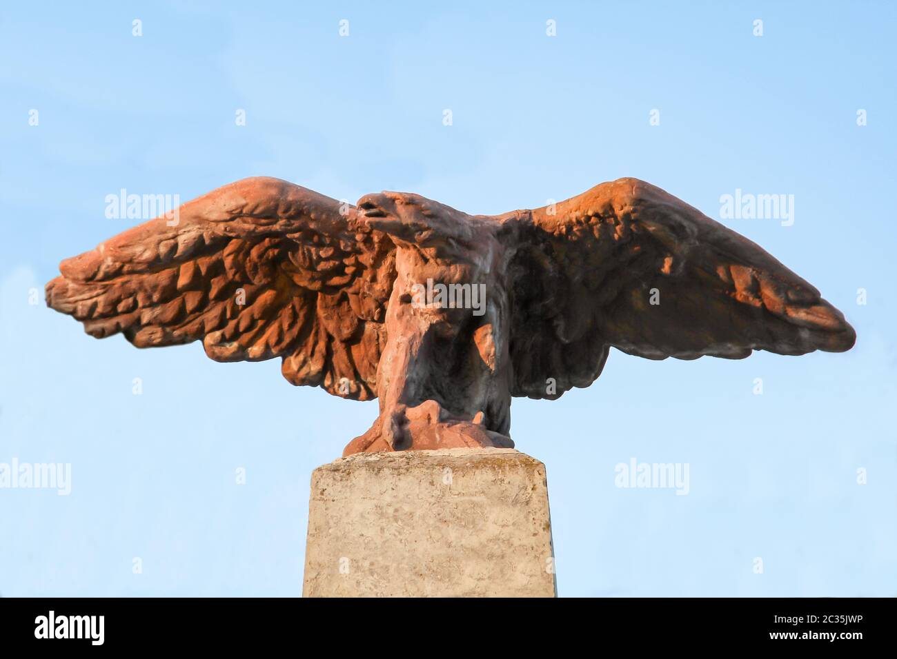 un aigle en pierre à la base d'un pilier Banque D'Images