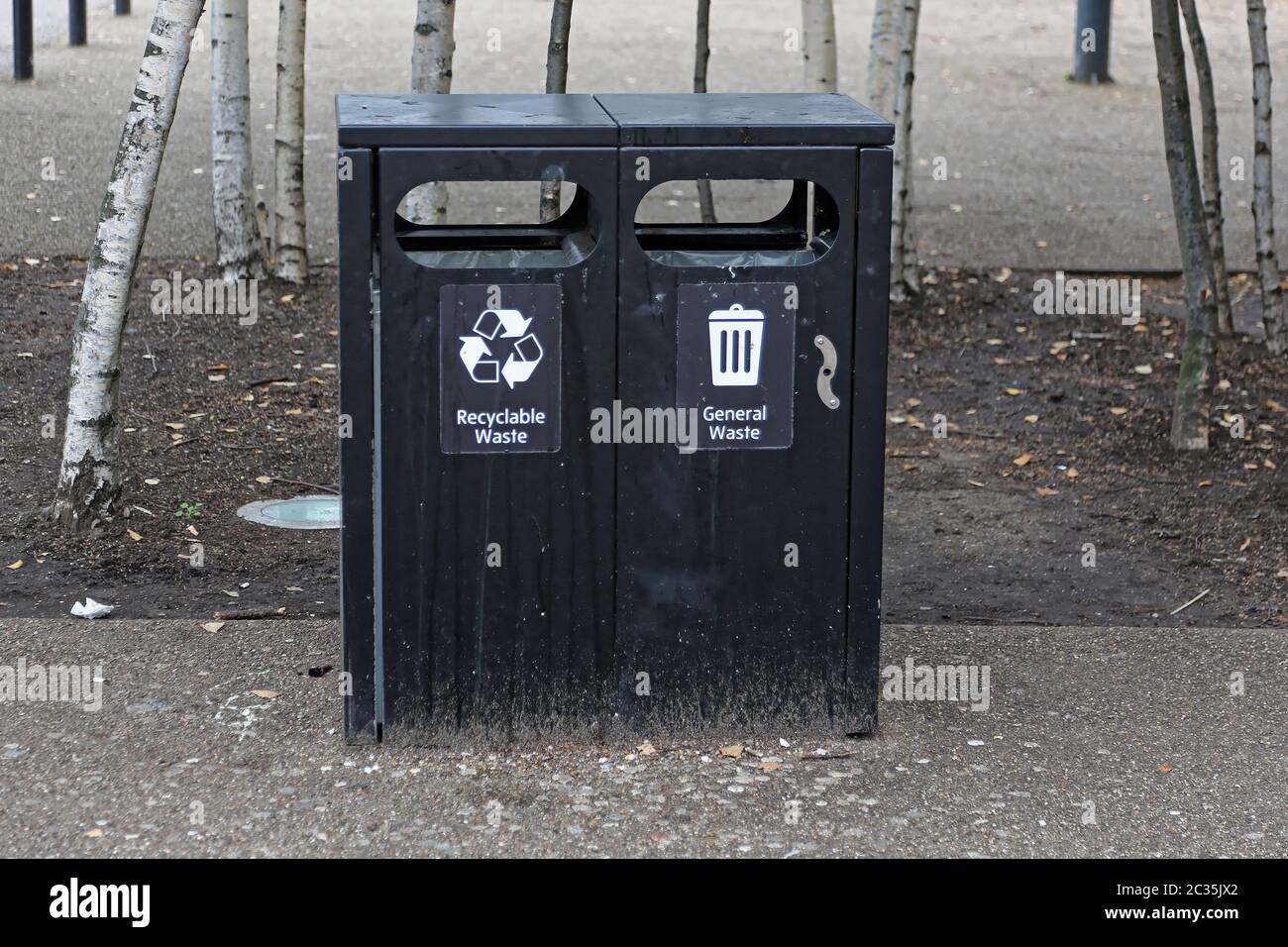 Poubelle Noir Public général pour les déchets et le recyclage Banque D'Images