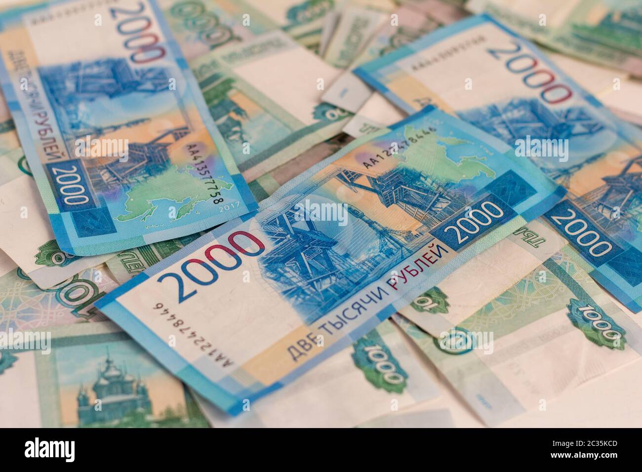 L'argent, les billets russes en coupures de mille et deux mille roubles sont dispersés sur la table. Banque D'Images