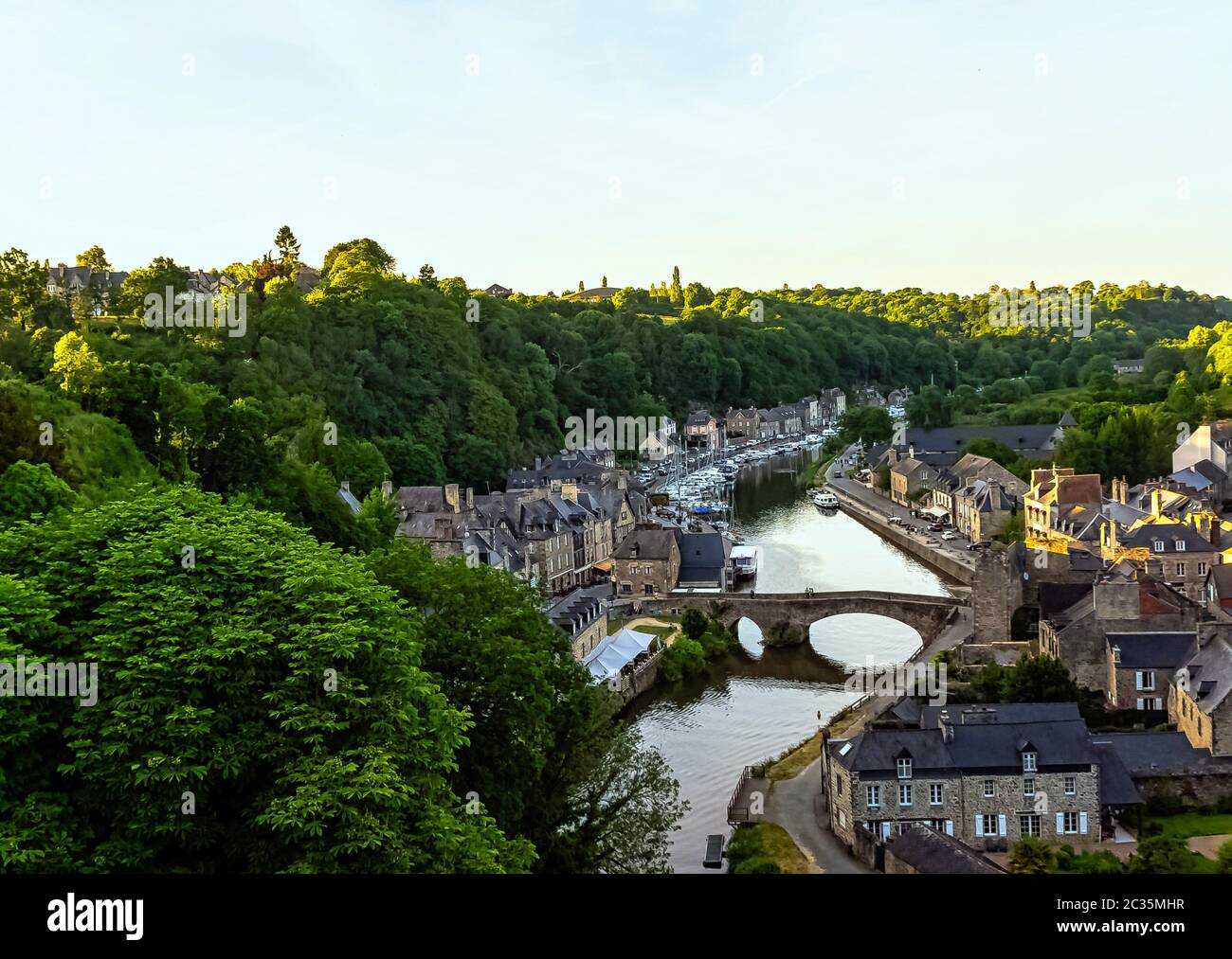 Vue aérienne du Port de Dinan - Dinan, Bretagne, France Banque D'Images