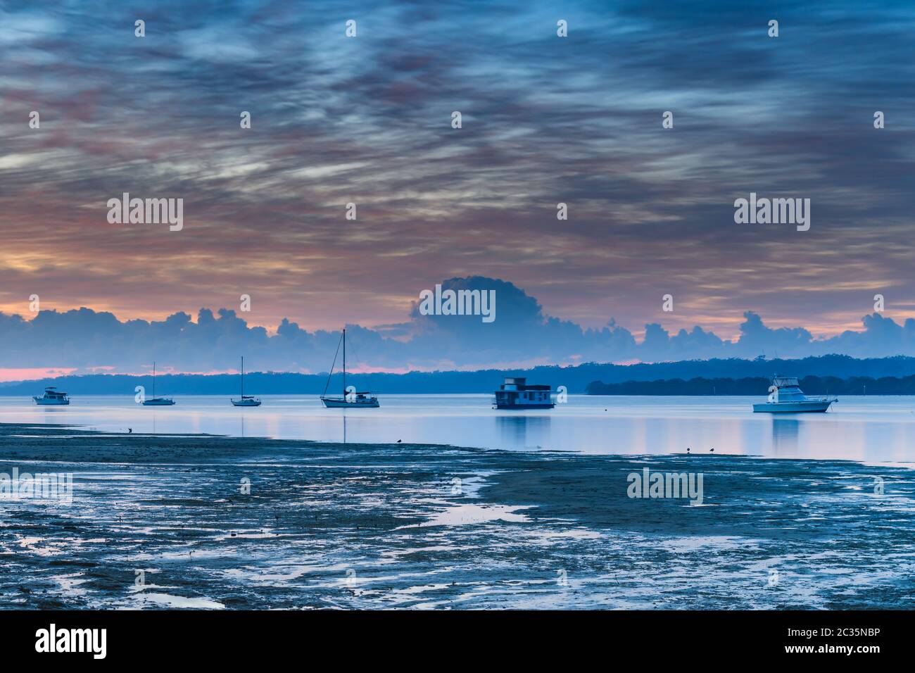 Tons pastel doux du lever du soleil avec vue sur le haut nuage à Tilligerry Creek à Port Stephens, Nouvelle-Galles du Sud, Australie. Banque D'Images