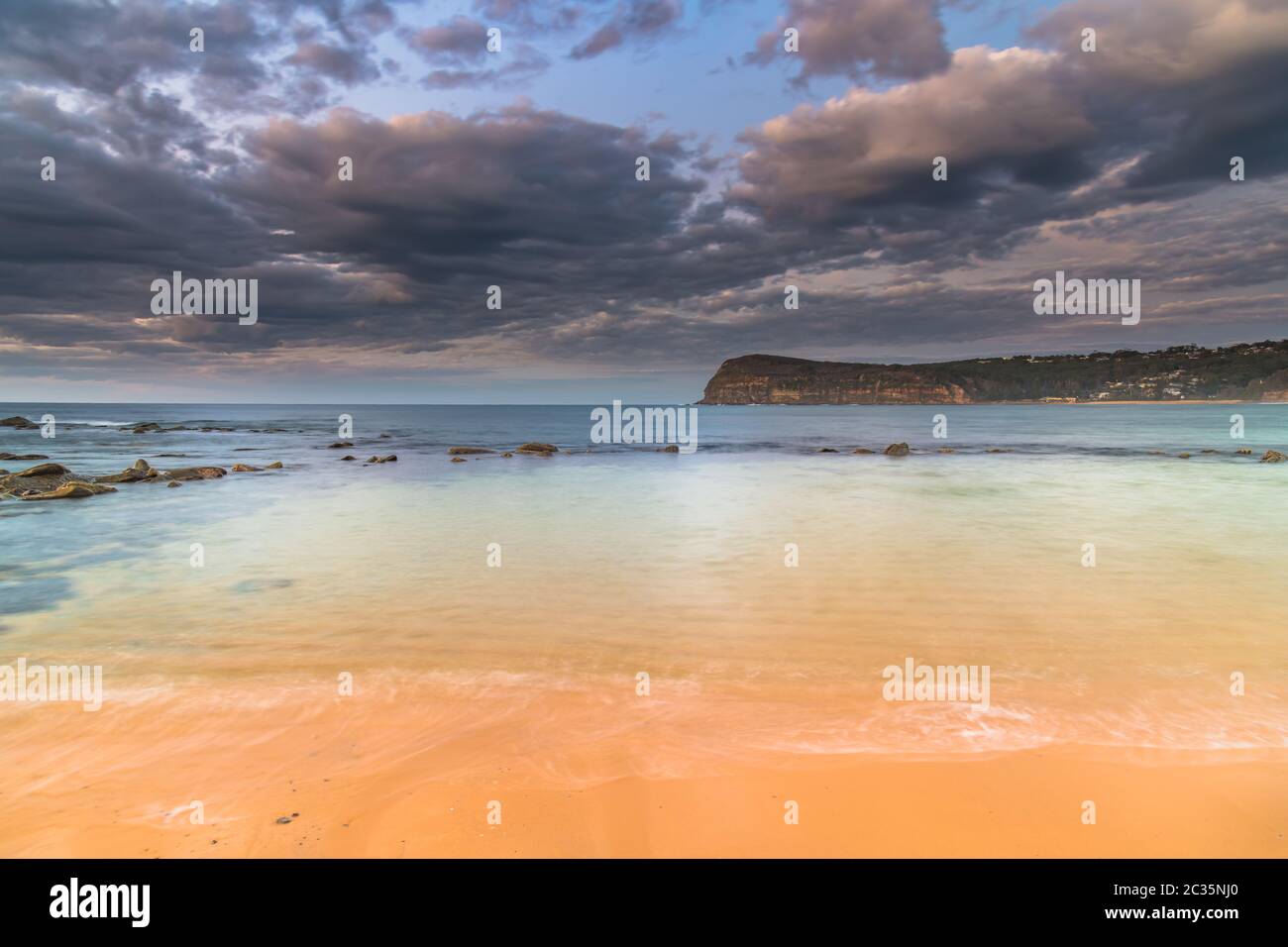 Lever du soleil au bord de la mer depuis Copacabana sur la côte centrale, Nouvelle-Galles du Sud, Australie. Banque D'Images