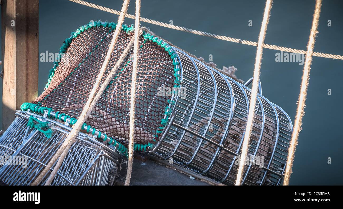 Panier de pêche du crabe sur un bateau de pêche un jour de printemps au Portugal Banque D'Images