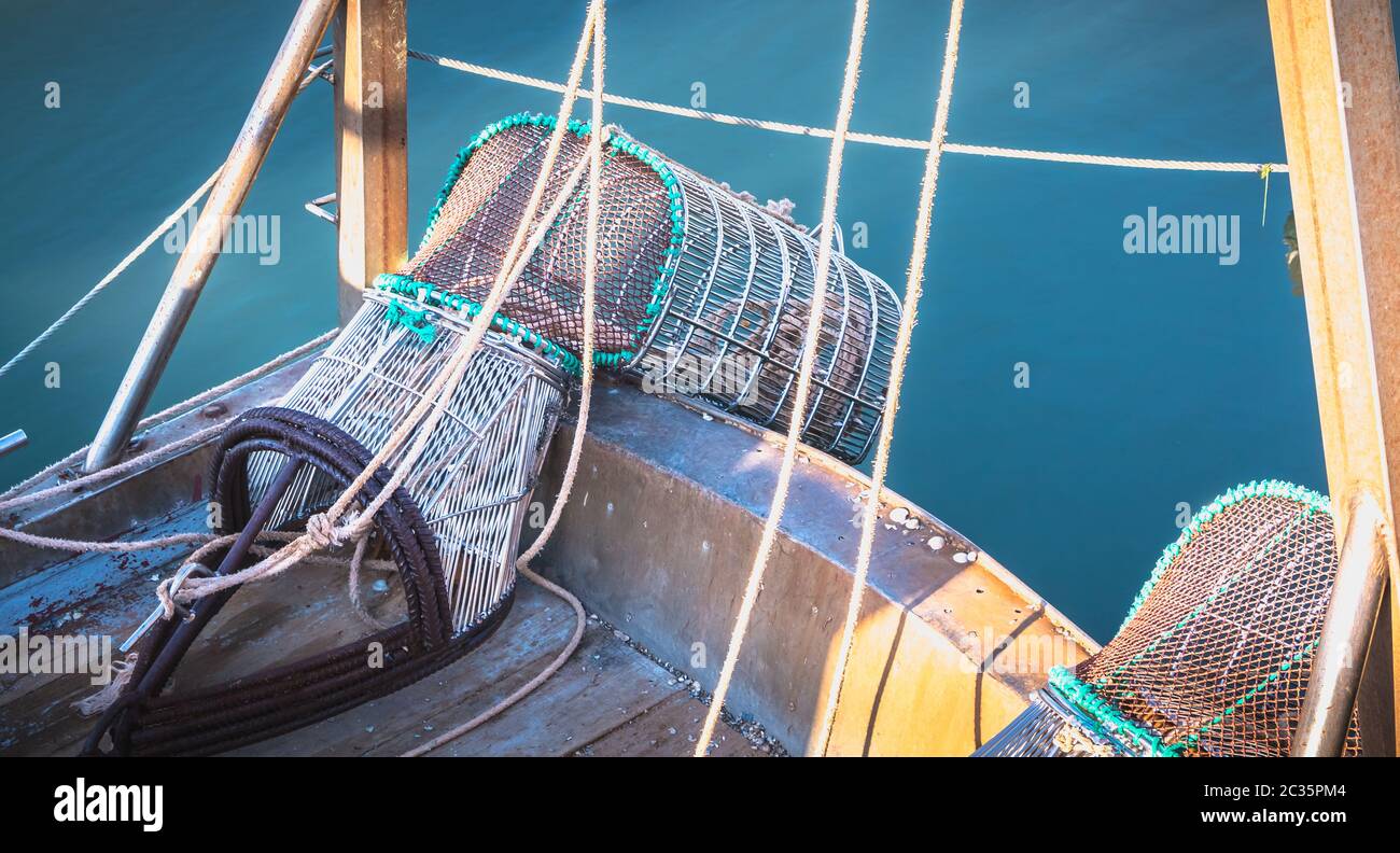 Panier de pêche du crabe sur un bateau de pêche un jour de printemps au Portugal Banque D'Images
