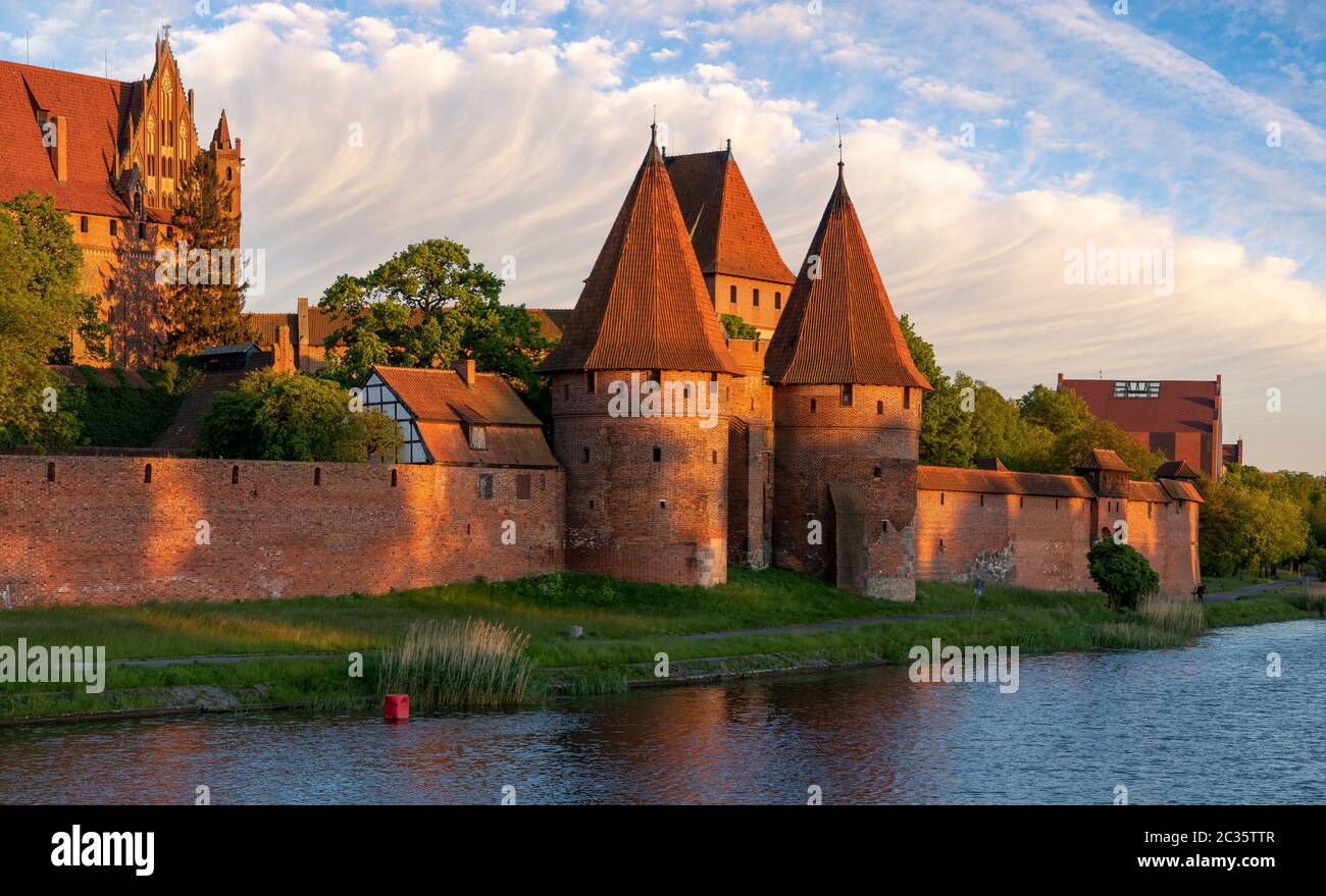 Château de Malbork dans la lumière chaude du soleil couchant Banque D'Images