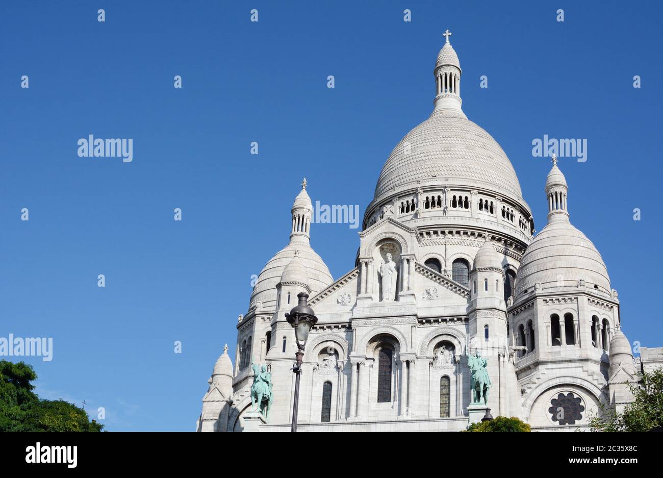 Vue imposante de la Basilique du Sacré Coeur de Montmartre à Paris contre le ciel bleu profond. L'architecture romano-byzantine construite en travertin Banque D'Images