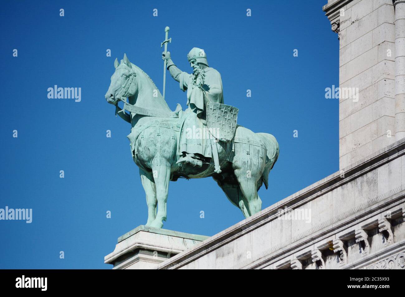 Statue équestre en bronze du Roi Saint Louis IX sur l'extérieur de la basilique du Sacré-Cœur à Paris, France Banque D'Images