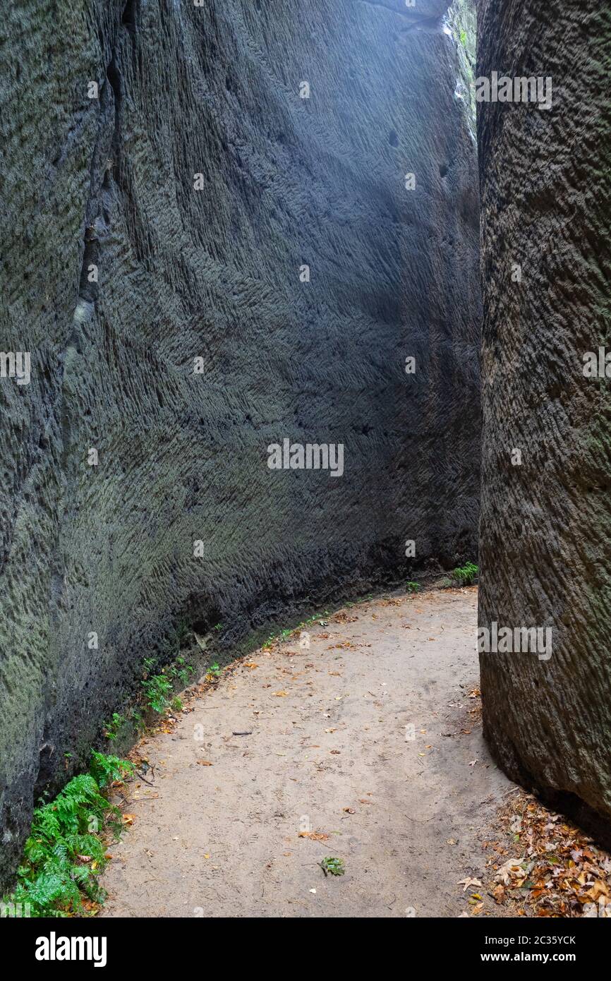 Passage étroit à travers des murs en pierre. Banque D'Images