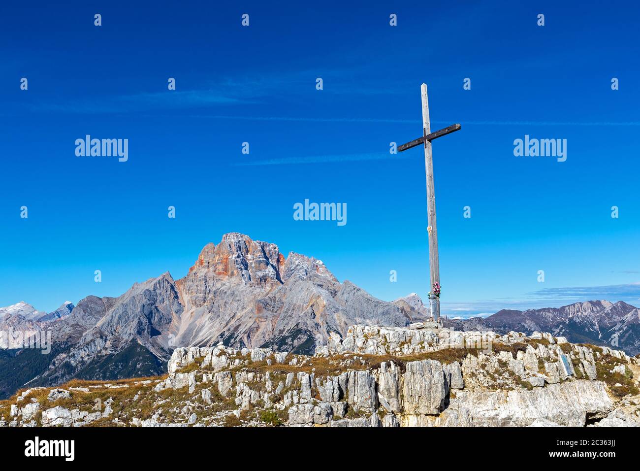 Croix au sommet du Monte Piana, Dolomites Banque D'Images