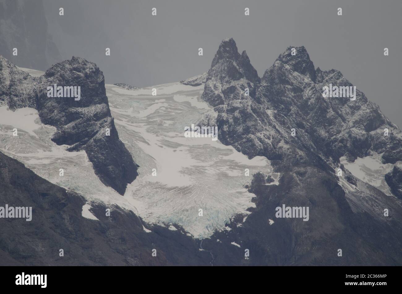 Falaises et glacier dans le parc national de Torres del Paine. Province d'Ultima Esperanza. Magallanes et région antarctique chilienne. Chili. Banque D'Images