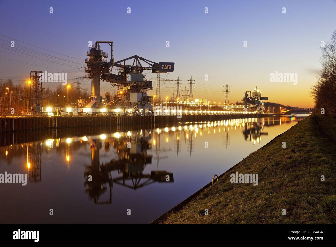 Canal de Datteln-Hamm à la centrale au charbon Datteln 4 dans la soirée, Datteln, Allemagne Banque D'Images