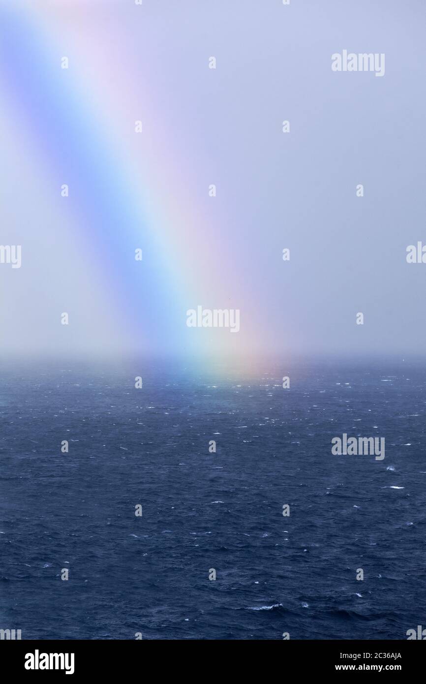 Arc-en-ciel sur la mer, Atlantique, Feroeer, Føroyar, Danemark, Europe Banque D'Images