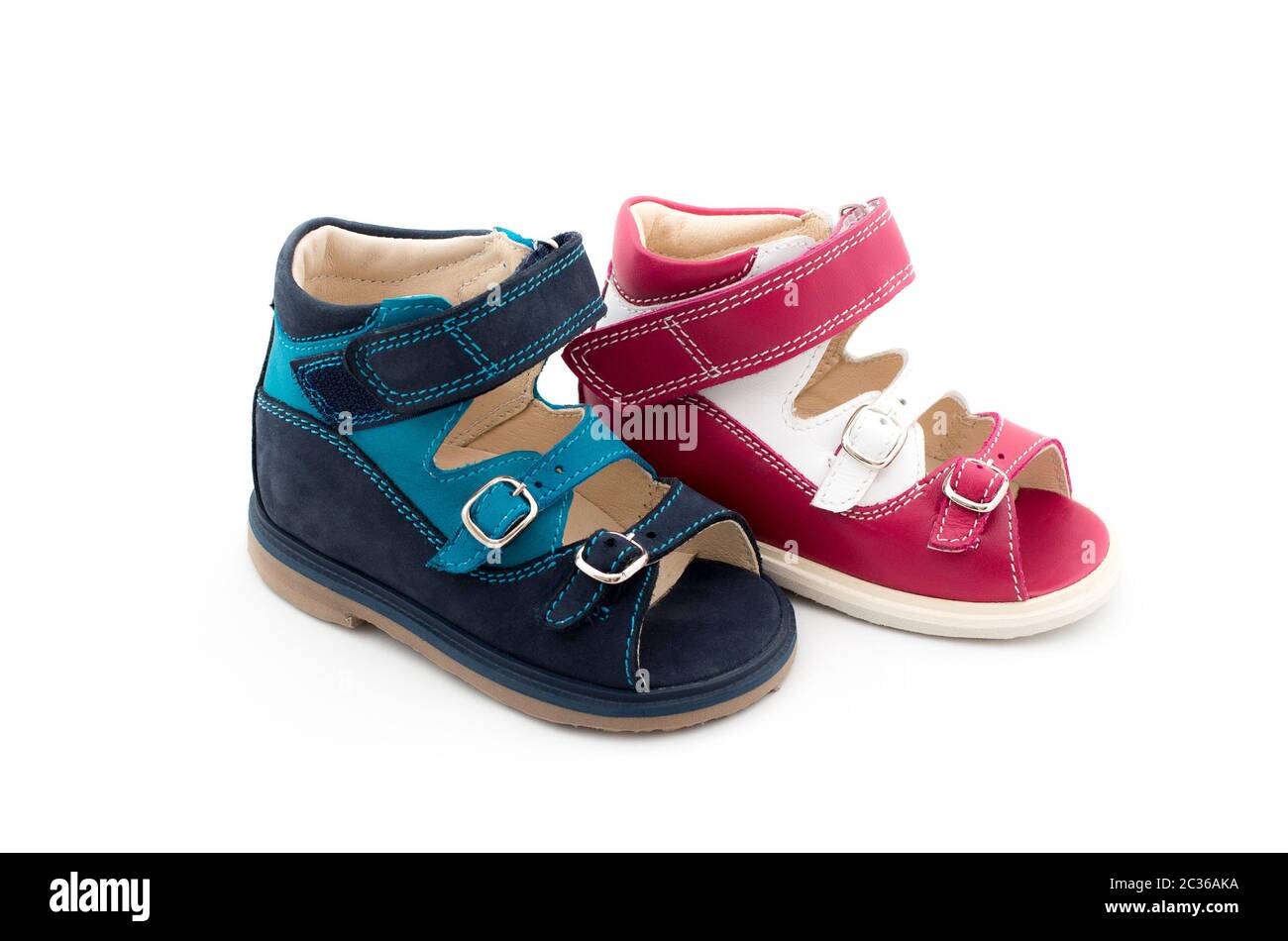 Deux couleurs différentes de chaussures pour bébés en cuir naturel Banque D'Images