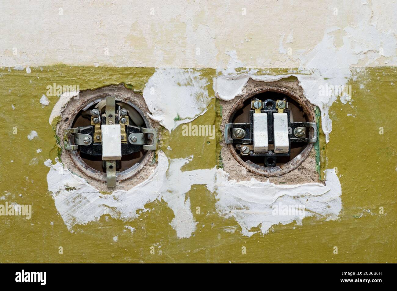 Deux anciens interrupteurs électriques montés au mur. Les couvercles des interrupteurs sont ouverts. Banque D'Images