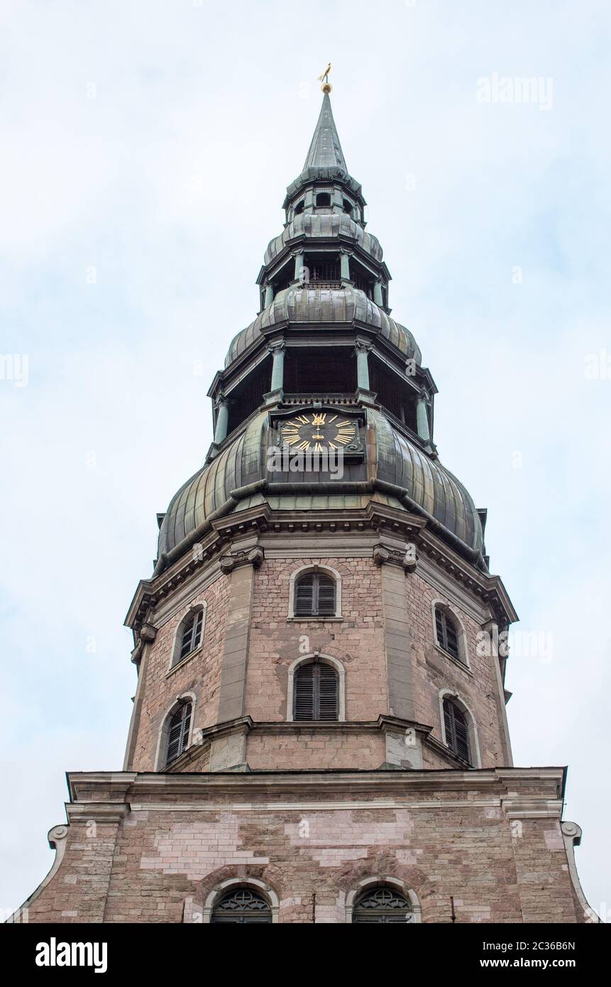 Une tour d'église Saint Pierre est à Riga Banque D'Images