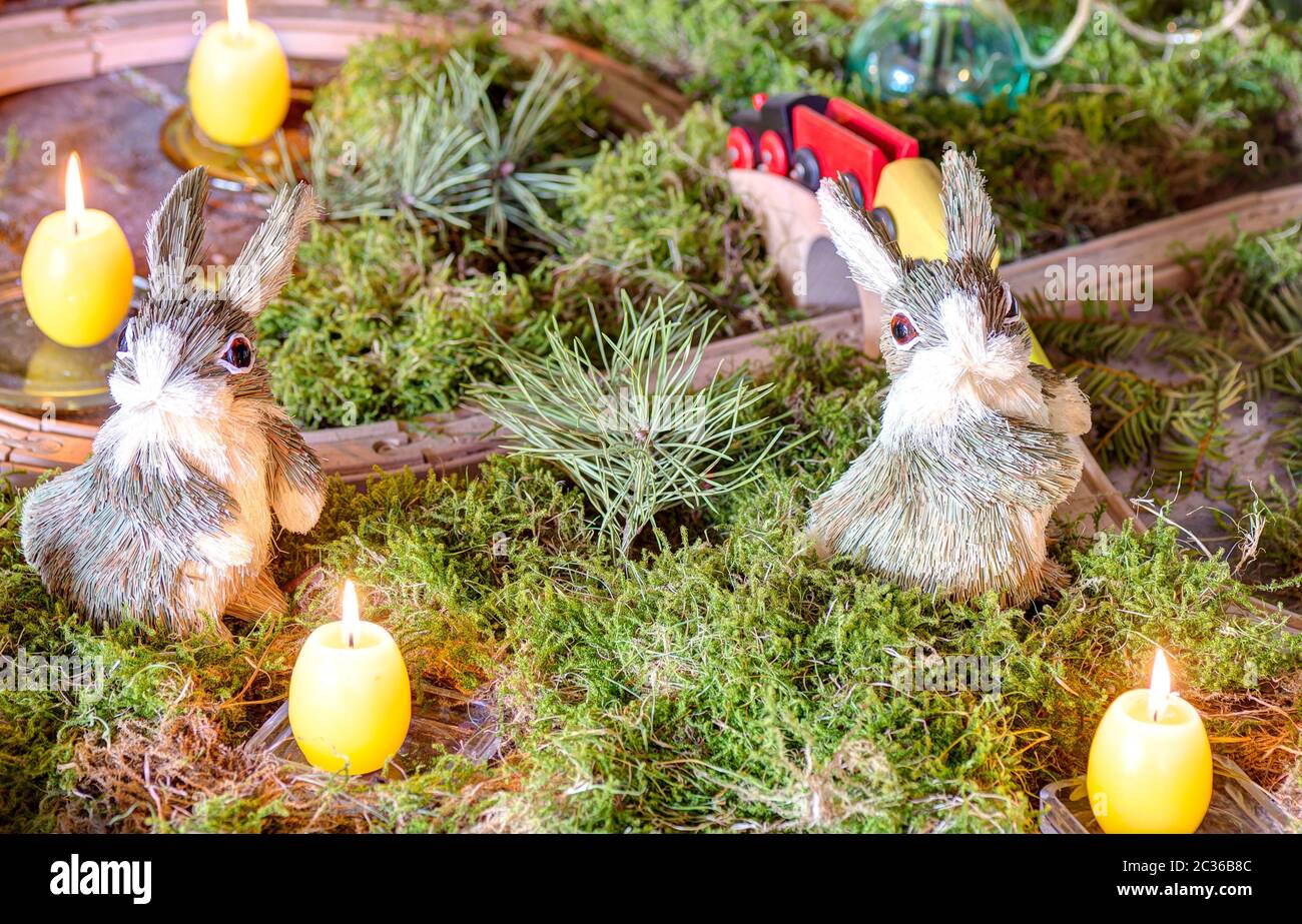 Décoration de Pâques avec bougies, lapin et mousse Banque D'Images