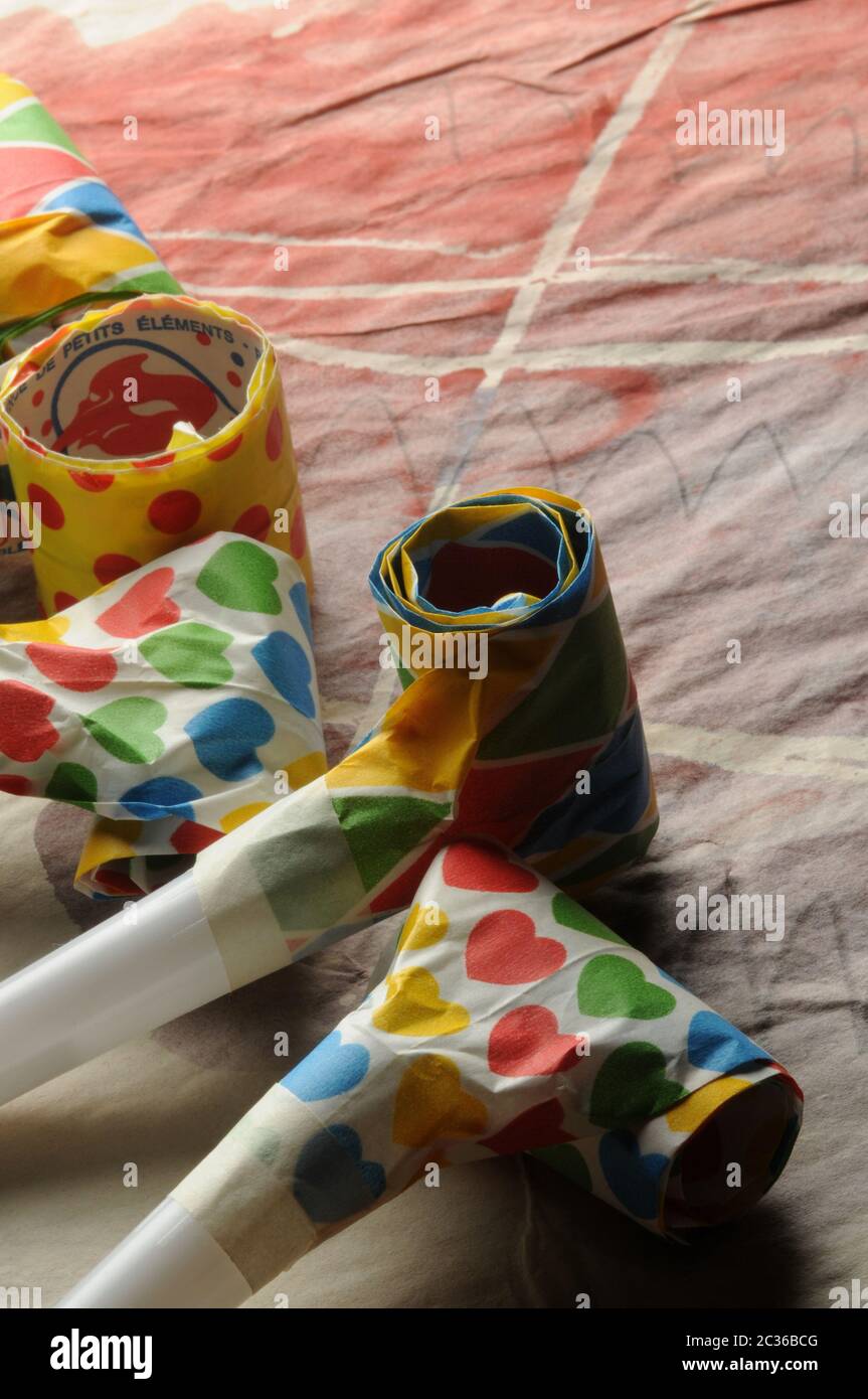 Arrière-plan du carnaval avec des trompettes colorées Banque D'Images