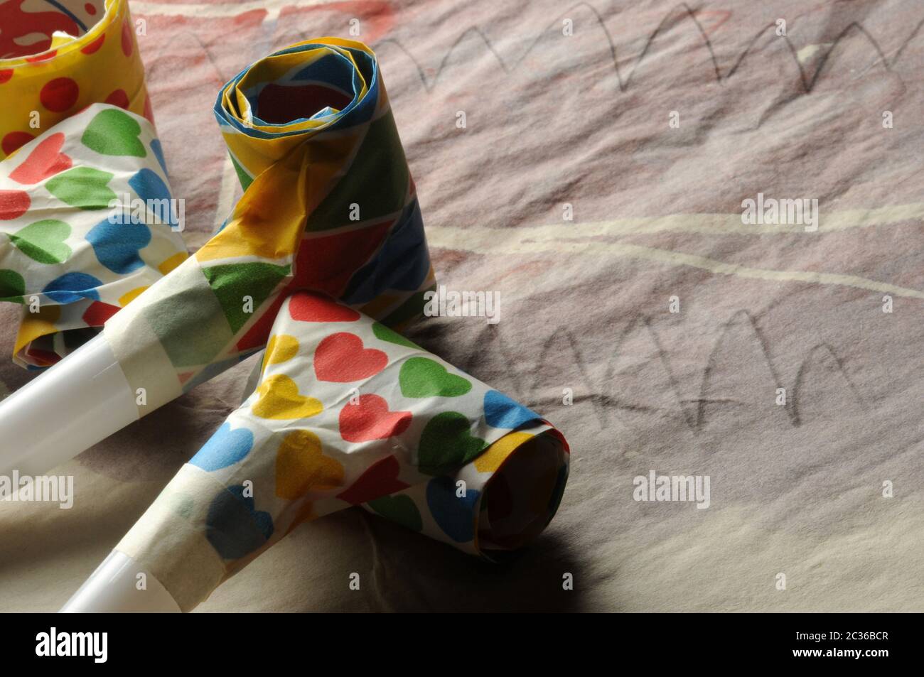 Arrière-plan du carnaval avec des trompettes colorées Banque D'Images