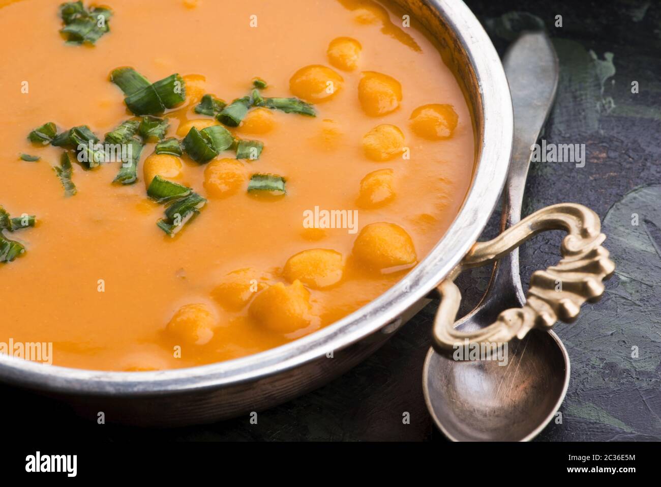 La nourriture végétarienne est sans viande : soupe avec les pois chiches Banque D'Images