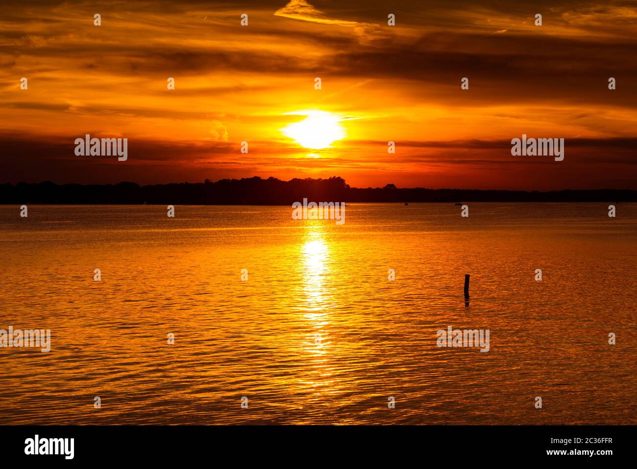 Coucher de soleil sur un lac Banque D'Images