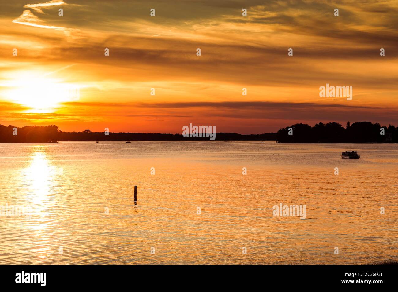 Coucher de soleil sur un lac Banque D'Images