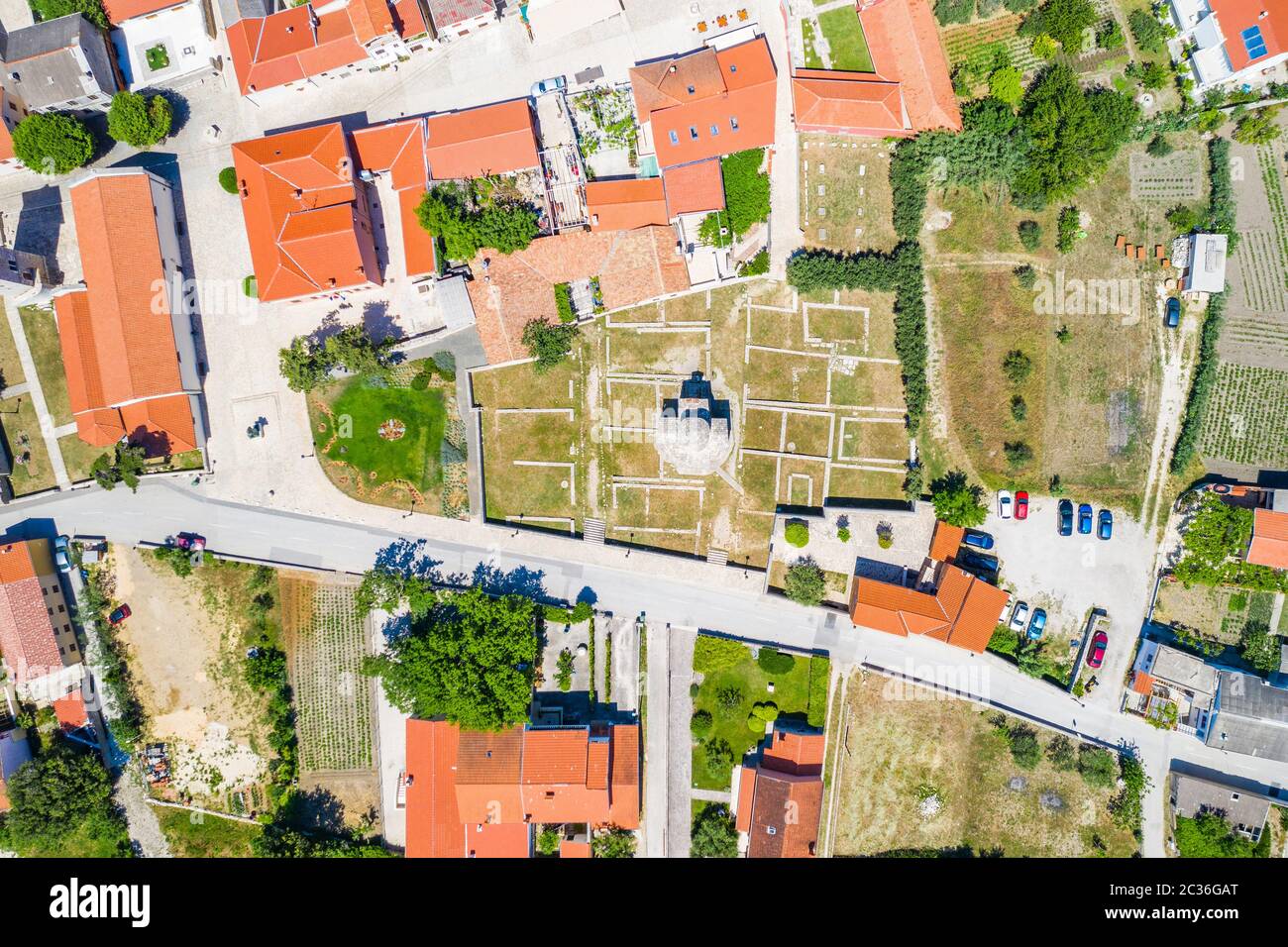 Croatie, église médiévale de Sainte-Croix et site archéologique dans la vieille ville de Nin en Dalmatie, destination touristique populaire, vue aérienne de drone Banque D'Images