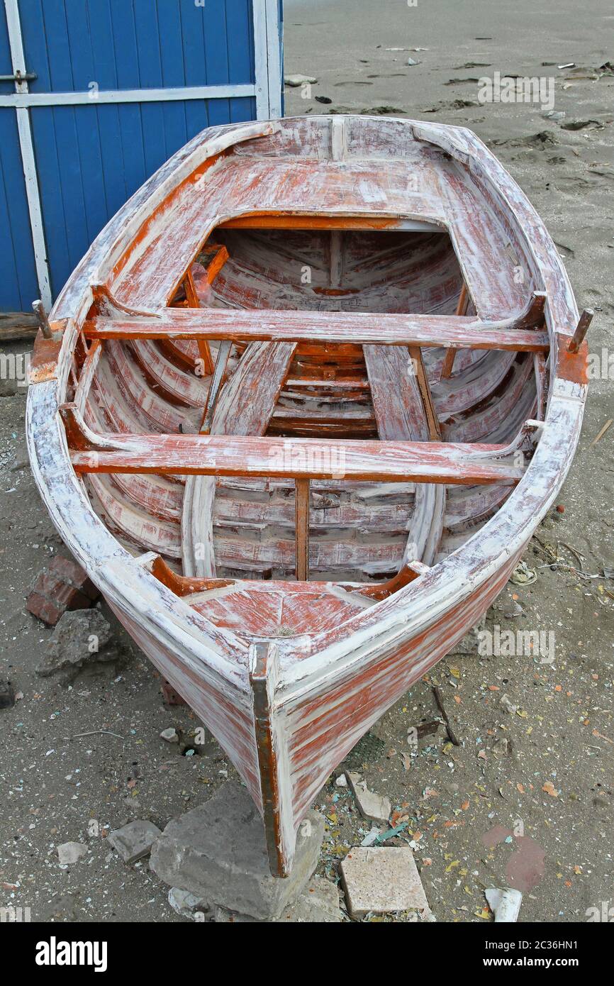 Petit canot en bois restauration de bateau à la plage Photo Stock - Alamy