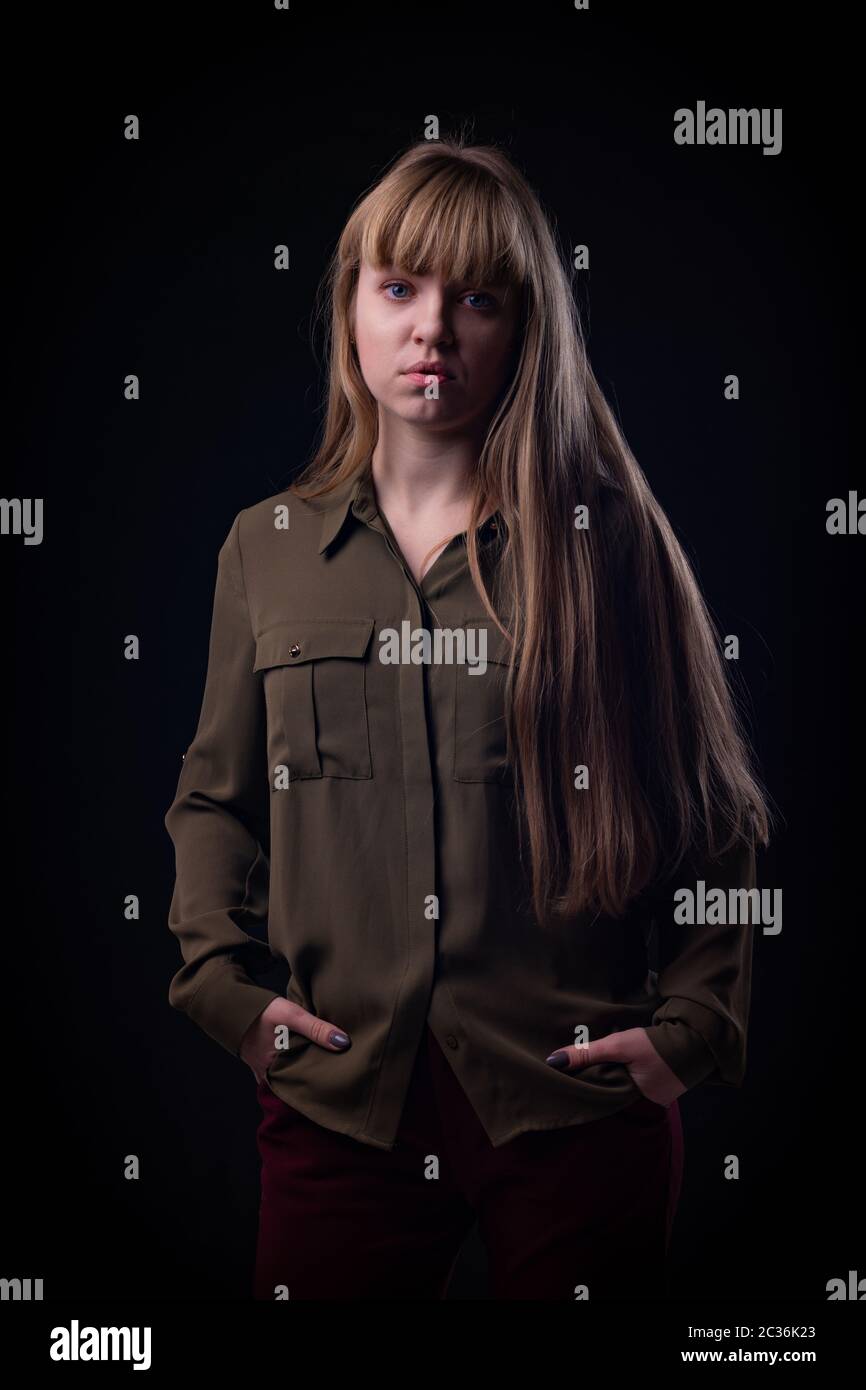 Portrait d'une fille de taudis aux yeux bleus Banque D'Images