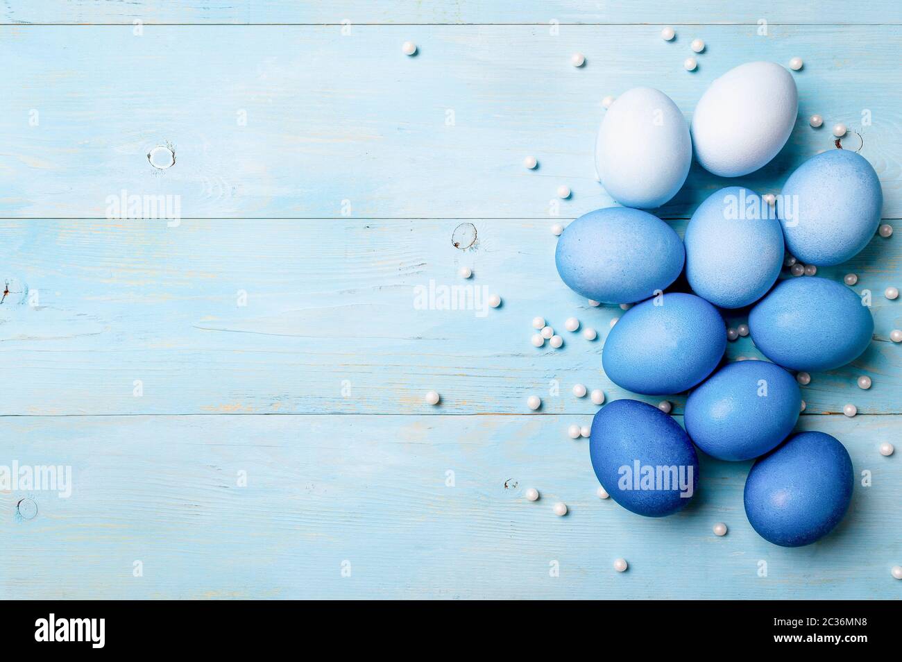 Œufs bleus ombrés comme Pâques 2020 concept, copier l'espace Banque D'Images
