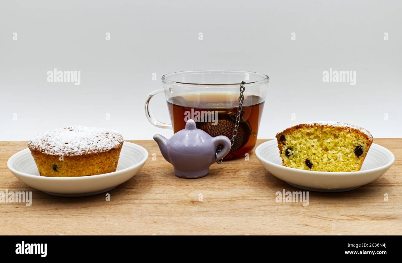 Muffins maison et une tasse de thé sur une table en bois Banque D'Images